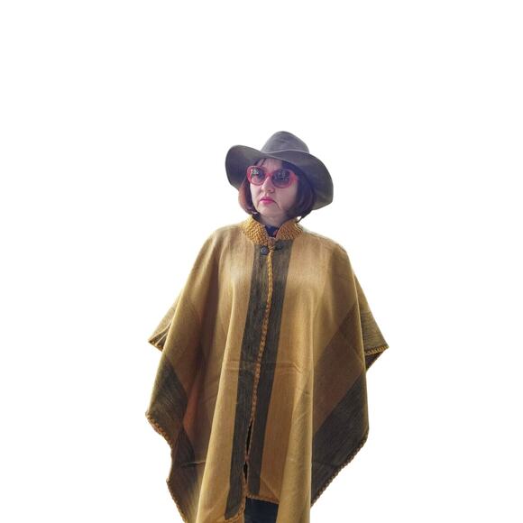 New Baby Alpaca wool unisex Yellow cape hand made in the Andes - Picture 3 of 3